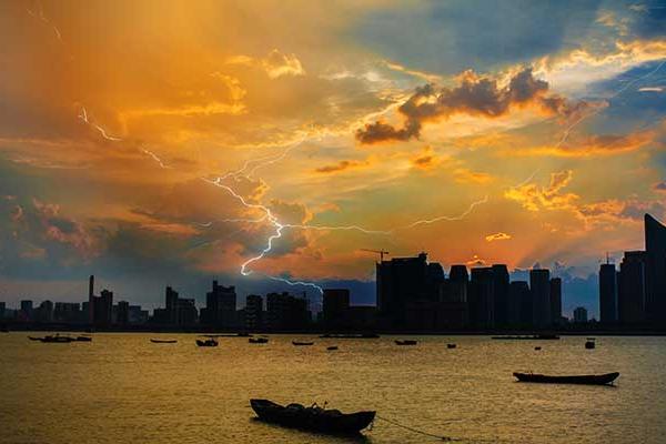 梦见下雨的吉凶财方位